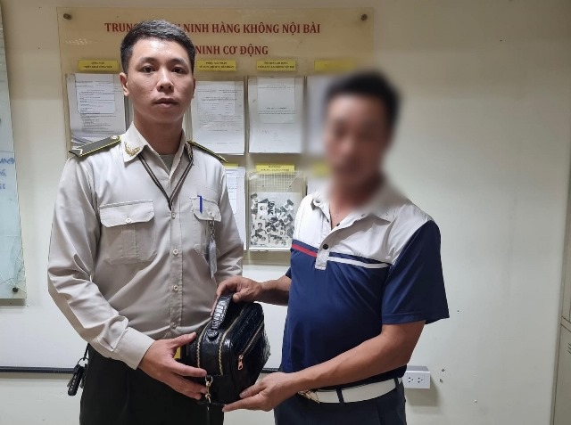 Hành khách bỏ quên tiền tại sân bay Nội Bài 